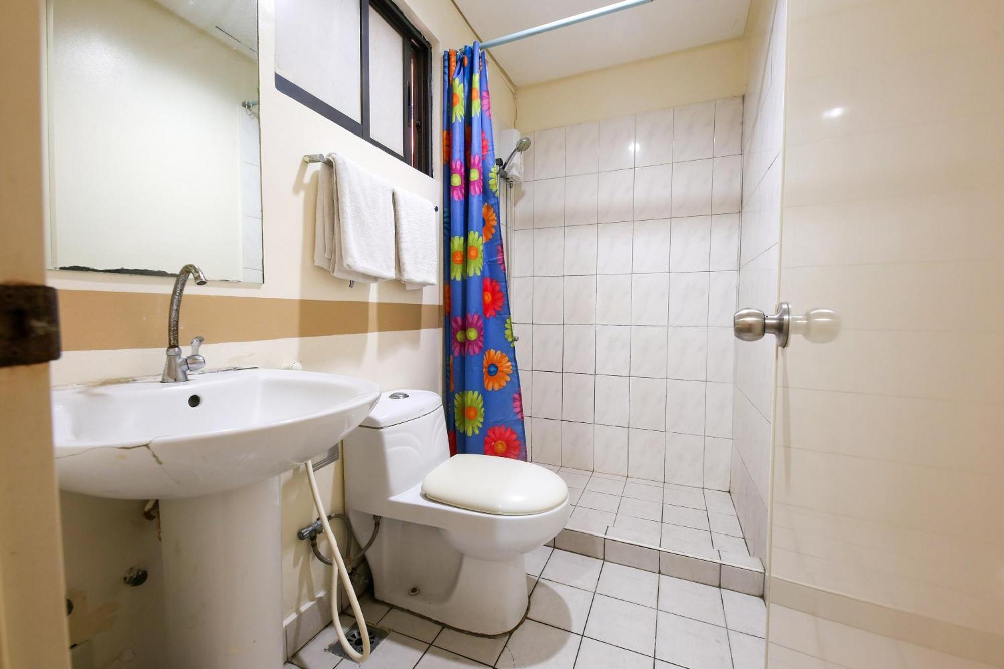 Oyo 769 Poblacion Suites Polaris Makati City Ngoại thất bức ảnh